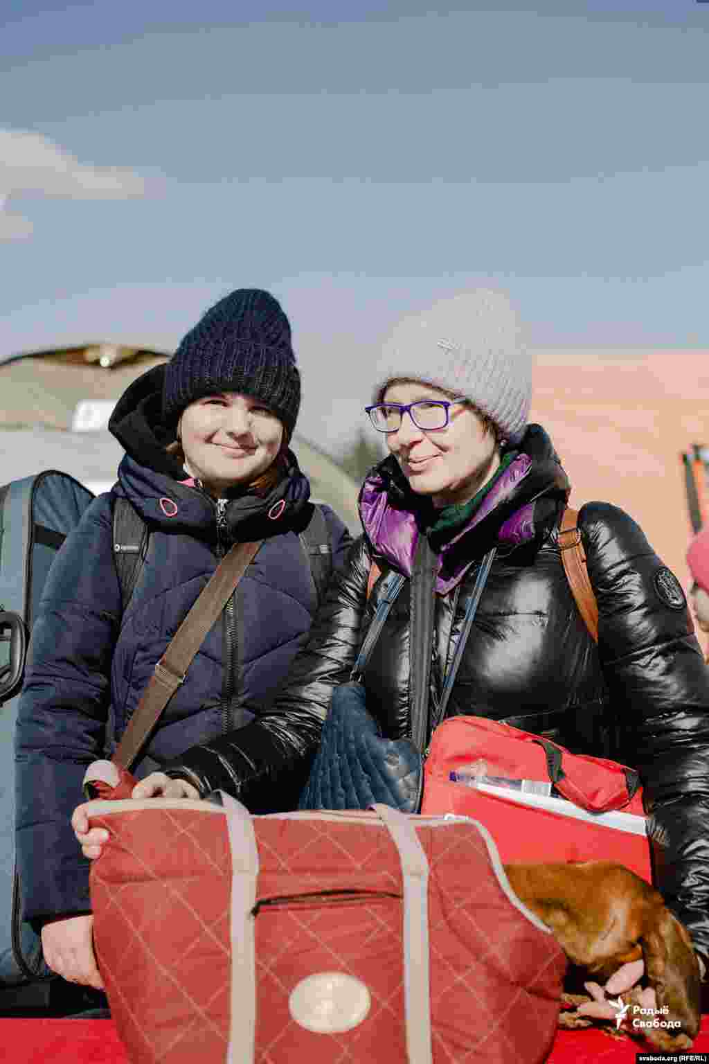 Оксана, Ксенія і пес Мотя, Охтирка, Сумська область «Ми п’ятий день у дорозі. Коли було останнє бомбардування, у нас вибило шибки. Навіть не від бомб, а від того, що летіли літаки. Не могли більше залишатися. Від 24 лютого майже весь час сиділи в підвалі. Було дуже холодно, він нічим не був обладнаний. Ксюша – скрипалька. Її вчитель музики порадив нам їхати до Львова. Але у Львові теж сирени, весь час здригаєшся. Подзвонили з Дортмунда, запропонували Ксюші навчання у музичній школі. Зараз це найголовніше. У музиці, якщо довго без тренувань, то це дуже погано». 