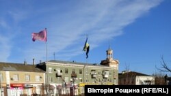 Dva mladića s crnim fantomkama su pocepali ukrajinsku zastavu na centralnom trgu. Na svakom kontrolnom punktu na izlasku iz grada su pitali: “Zašto želiš da ideš u Ukrajinu? Ostani ovde”.