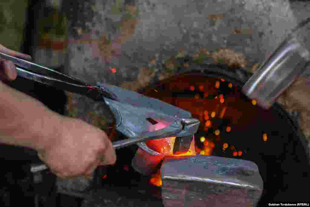 Базарда көбүнчө кетмен, күрөк, бычак, балка, балта, жүгөн, үзөңгү сыяктуу үй-чарба тиричилигине керектелүүчү буюмдардын бардык түрү жасалат. 