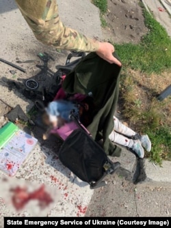 Тіло загиблої Лізи на фото, яке поширила ДСНС після ракетного удару по Вінниці 14 липня.