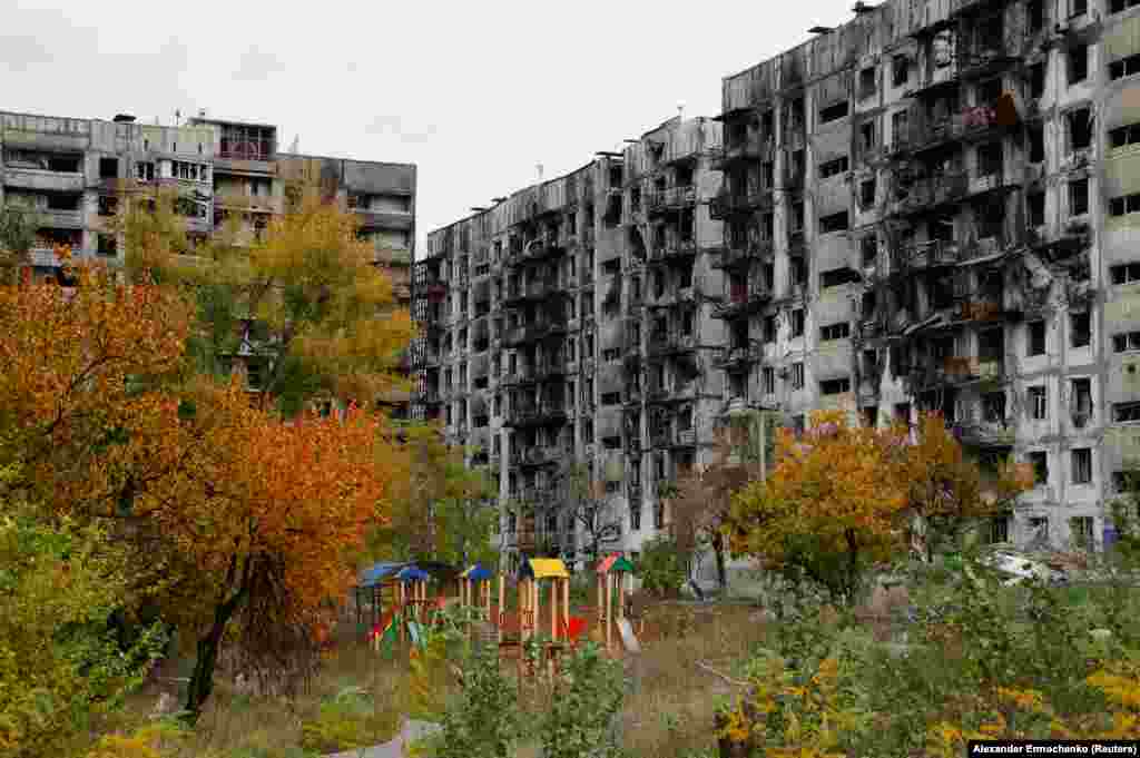 Дитячий майданчик поміж знищеними російськими обстрілами будівлями в Маріуполі. Фото від 29 жовтня 2022 року