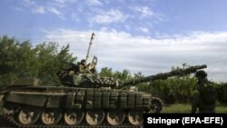 «Нам все одно, які плани у РФ. На Донбасі нам складно через те, що бракує необхідної кількості відповідної зброї», – сказав Зеленський. На фото: військові ЗСУ на Донеччині
