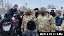 Аким Западно-Казахстанской области Гали Искалиев (в центре, за солдатами) появился на митинге в окружении спецназа. Уральск, 4 января 2022 года