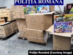 Poliția încearcă să limiteze comerțul cu jucării contrafăcute.