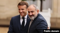 France - French President Emmanuel Macron greets Armenian Prime Minister Nikol Pashinian at the Elysee Palace in Paris, September 26, 2022.