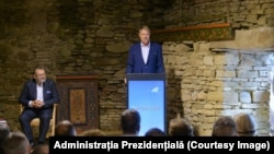 Președintele Klaus Iohannis și omul de afaceri Michael Schmidt, a cărui companie a furnizat BMW-uri Poliției Române.