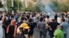 Протести в Ірані почалися 16 вересня після повідомлення про смерті 22-річної Махси Аміні у лікарні, куди її привезди з черепно-мозковою травмою з поліцейського відділку. Тегеран, 19 вересня