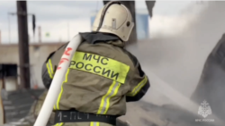 «Фрагменти, що впали, спричинили невелику пожежу, яку швидко загасили. Якихось серйозних пошкоджень будівля не зазнала». Фото ілюстративне