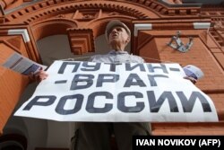 Володимир Іонов під час одного з попередніх одиночних пікетів, 2013 рік