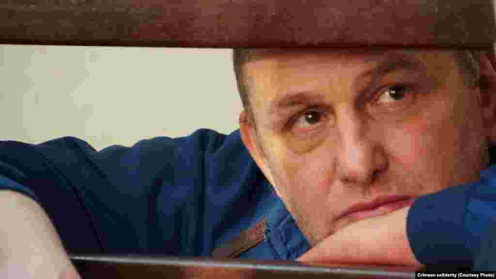 30 апреля. Внештатный журналист Крым.Реалии Владислав Есипенко в суде. Он был задержан сотрудниками ФСБ России в Крыму 10 марта по обвинению в сборе информации «в интересах спецслужб Украины» и хранении «самодельного взрывного устройства». Владислав отвергает эти обвинения. Кроме того, Есипенко заявлял о применении пыток в отношении него