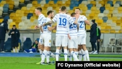 За шість турів до кінця чемпіонату «Динамо» зберігає лідерство в турнірній таблиці