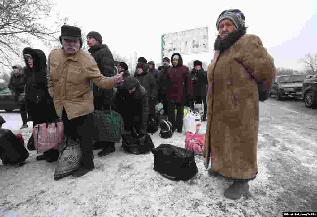 Черга людей в очікуванні реєстраціїна на КПП «Майорськ» з боку угруповання «ДНР». Горлівка, 15 грудня 2016 року