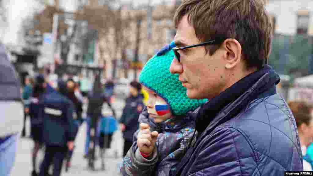На площади Ленина в Симферополе отметили годовщину аннексии полуострова