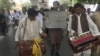 هنرمندانو د لاریون پرمهال موسیقي هم غږوله - د مې ۳۰مې انځور. 