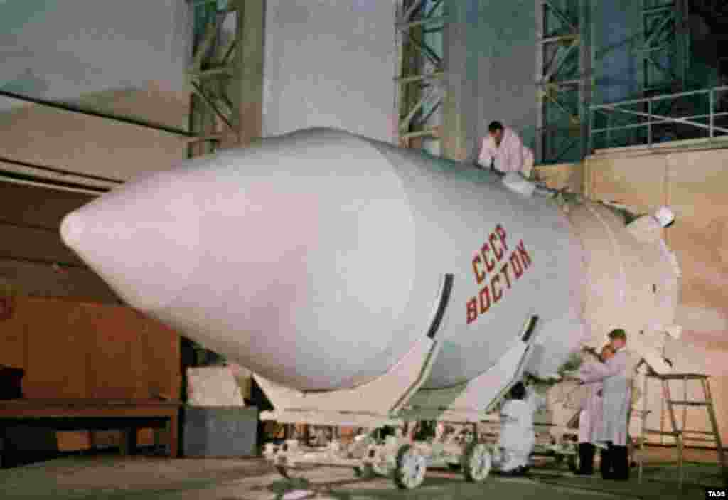 Останні приготування ракети «Схід», на якій в 1961 році полетів у космос Юрій Гагарін. З Байконуру було здійснено безліч історичних запусків: перший супутник – в жовтні 1957 року, перша собака – в листопаді 1957 року, перша людина в космосі – в 1961 році, перша жінка в космосі – в 1963 році