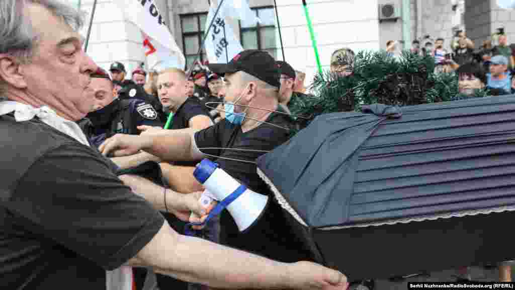 Протестувальники вийшли на майдан Незалежності з вимогою прийняти законопроєкти, спрямовані на захист спрощеної системи оподаткування, обліку та звітності. Із собою вони мали ритуальну атрибутику – вінки і труни.