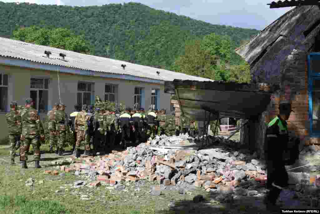 Fövqəladə Hallar Nazirliyinin xilasediciləri Gözbarax kəndində uçmuş məktəbin həyətində