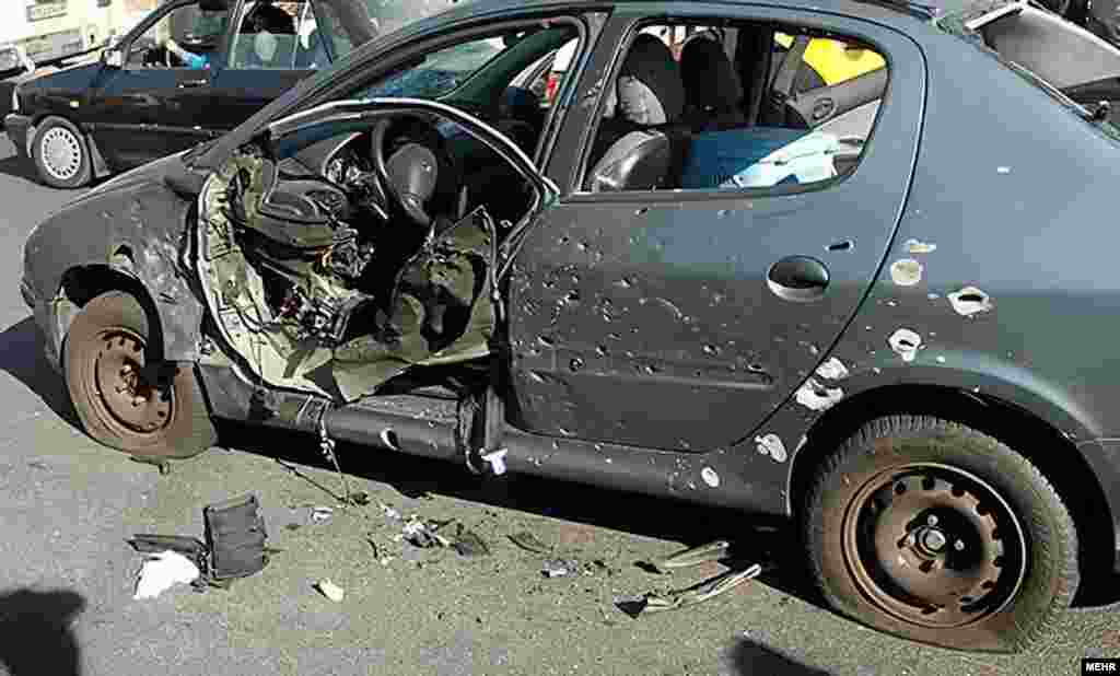 Shahriarijevo vozilo nakon što je ubijen u eksploziji u Teheranu u novembru 2010. Naučnika je ubila i bomba koju su mu motociklisti pričvrstili na vrata. 