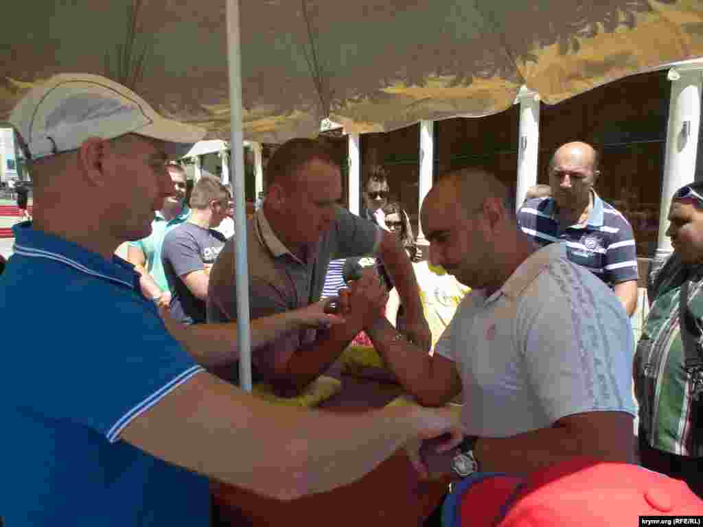 В честь Дня рыбака керченская Федерация спортивной борьбы провела на набережной соревнования по борьбе на поясах и армреслингу