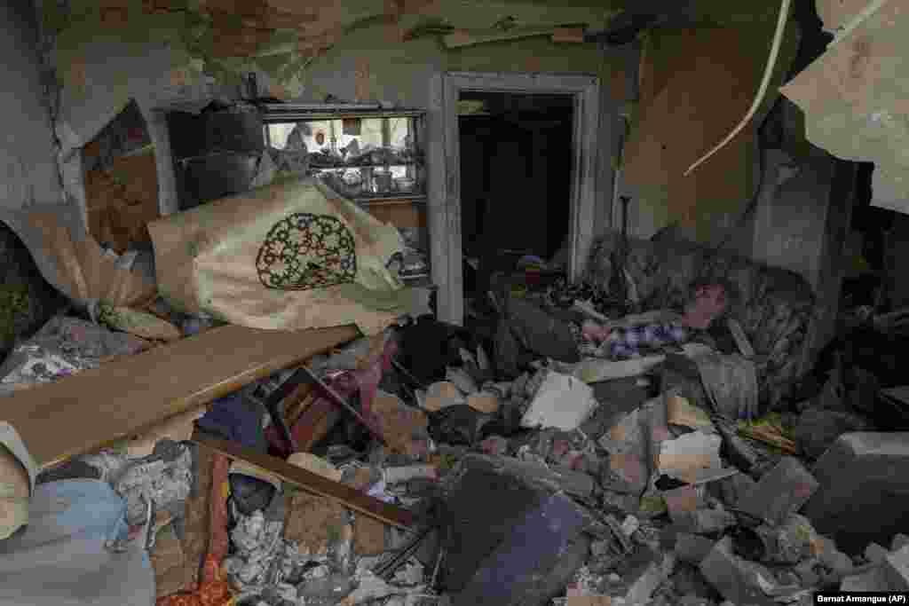 Житель Дружковки на диване в доме, разрушенном из-за ракетного удара 