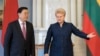 Тодішня президентка Литви Даля Ґрибаускайте (праворуч) вітає голову Національного з’їзду Китаю Чжана Децзяна перед їхньою зустріччю у Вільнюсі у квітні 2017 року
