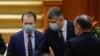 Liderii PSD și PNL s-au întrecut în promisiuni legate de facturile la energie și gaz. Obiectivul a fost ratat, iar acum se ceartă pe soluțiile care pot ajuta populația să treacă mai ușor peste sezonul rece. Imagine din Parlament cu Florin Cîțu (stânga) și Marcel Ciolacu (dreapta)