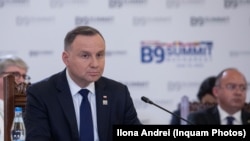 Раніше цього тижня Анджей Дуда підписав запропонований правлячою партією закон, який дозволяє комісії розслідувати, чи допустили опозиційні партії надмірний вплив Росії на Польщу.