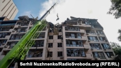 Наслідки останнього російського ракетного удару по Києву. Тоді війська РФ поцілили у житловий будинок у Шевченківському районі, 26 червня 2022 року 