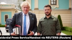 Ukrainian President Volodymyr Zelenskiy (right) and British Prime Minister Boris Johnson in Kyiv on June 17.