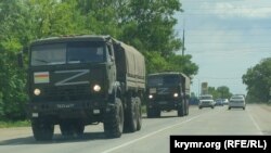 Колона російської військової техніки із символами Z та прапорами Північної Осетії, червень 2022 року