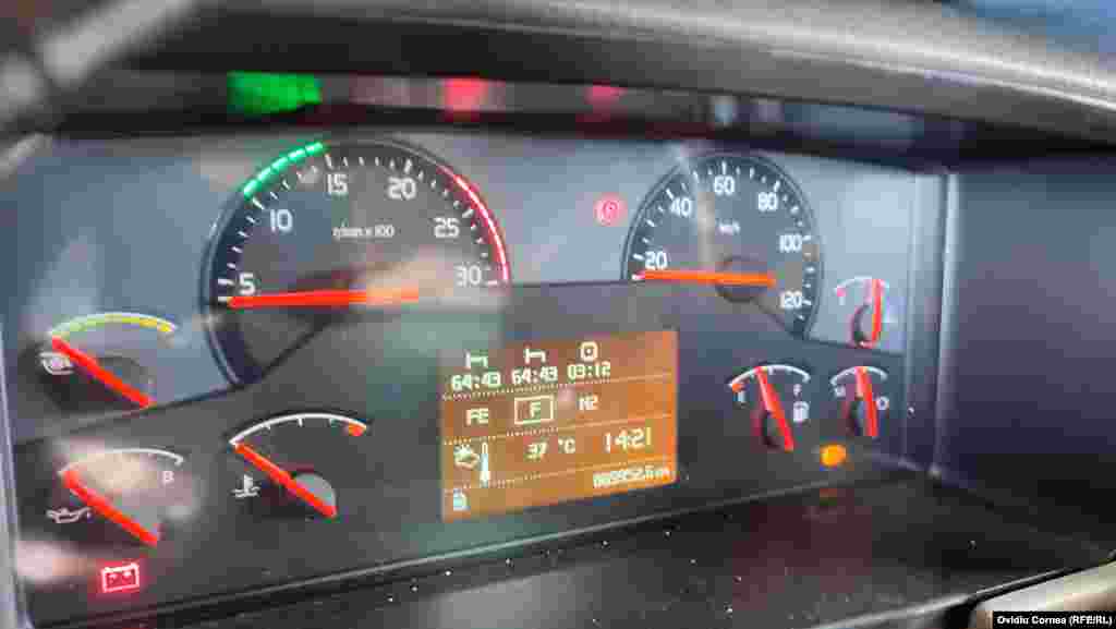 În lipsa unor condiții decente, șoferii de TIR sunt nevoiți să aștepte în căldură.
