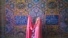 یک گردشگر اروپایی در مسجد نصیرالملک شیراز 