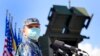 Un militar român, alături de lansatorul de rachete american Patriot, primul de acest tip din dotarea Armatei Române.