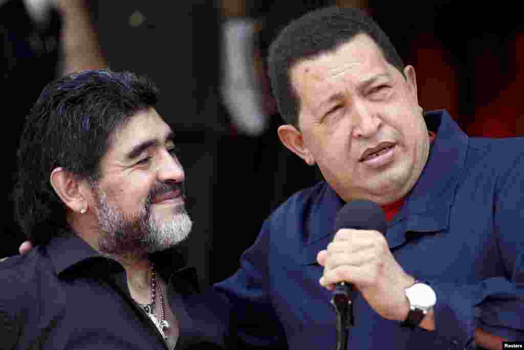 Hugo Chavez i Diego Maradona, Caracas, 22. juli 2010. Foto: REUTERS / Jorge Silva