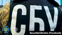 «Ще до початку повномасштабного вторгнення РФ він був завербований кадровим співробітником прикордонного підрозділу ФСБ. У поле зору російської спецслужби він потрапив через свої періодичні поїздки до Росії, де зустрічався з родичами», – СБУ