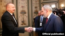 Президент Азербайджана Ильхам Алиев (слева) и премьер-министр Армении Никол Пашинян