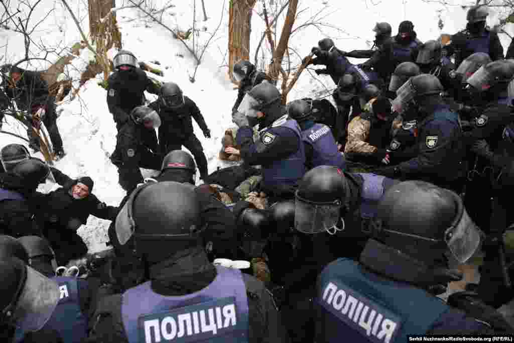 Затримання поліцією бійців Батальойн Донбас під солом'янським судом, де відбувалося судове засідання у «справі Труханова». Перед цим під судом відбулося декілька сутичок представників «правих» організацій (Нацкорпус, Донбасс, С14, Правий сектор) з поліцією. Під час однієї з сутичок правоохоронець отримав вогнепальне поранення ніг. Київ, 15 лютого 2018 року БІЛЬШЕ ПРО ЦЕ