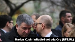 Глава МВС Арсен Аваков та прем’єр-міністр Арсеній Яценюк біля французького посольства
