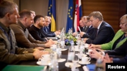 Ukrainian President Volodymyr Zelenskiy (third from left) and Croatian Prime Minister Andrej Plenkovic (second from right) take part in a discussion at the Ukraine-Southeast Europe summit in Dubrovnik on October 9.