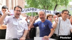 Օտարալեզու դպրոցների բացման մասին օրինագծի դեմ բողոքի ցույցը Կառավարության շենքի մոտ: 10-ը հունիսի, 2010թ.
