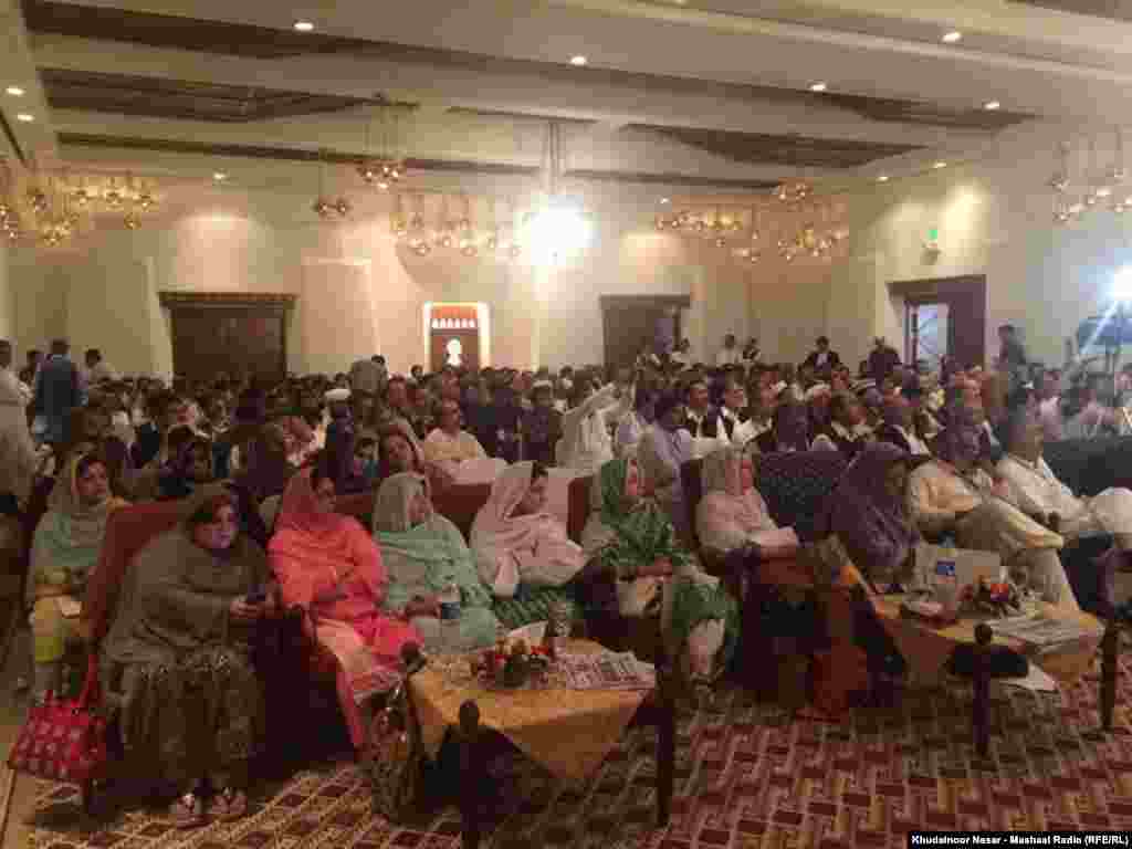 د کويټې پښتو نړيوال کنفرنس ۲۰۱۵ کې د پښتنو پر سياسي، کلتوري او تعليمي ستونزو د خبرو ترڅنګ ازاد بجثونه هم کيږي. 