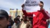 Участник митинга в Атырау призывает не продавать землю. 24 апреля 2016 года. 