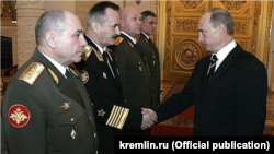 Генерал-полковник Микола Ткачов (крайній зліва) у Кремлі, фото архівне