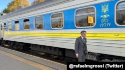 Генеральний директор Міжнародного агентства з атомної енергії (МАГАТЕ) Рафаель Ґроссі біля українського потяга. Фото опубліковане 12 жовтня 2022 року 