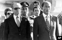 سادات روابط حسنه‌ای با محمدرضا پهلوی، شاه ایران داشت و پس از انقلاب با آغوش باز پذیرای او شد