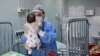 Medicii infecționiști spun că majoritatea copiilor care ajung în spital în valul V sunt sugari. (Imagine generică)