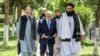 د پاکستان د بهرنیو چارو وزیر اسحاق ډار (په مینځ کې) کابل کې د طالبانو د بهرنیو چارو له وزیر امیر خان متقي سره (له ښي لوري لومړی) سره خبرې کوي - د اپرېل ۱۹مې انځور.