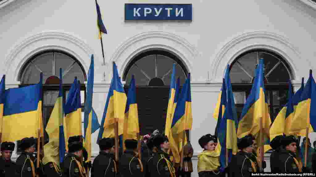 Вшанування пам'яті Героїв Крут біля Меморіалу Героїв Крут у Чернігівській області. Крути, 28 січня 2017 року ПЕРЕГЛЯНУТИ ФОТОГАЛЕРЕЮ
