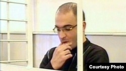 Penitensiar Xidmət bildirib ki, Eynulla Fətullayevin ayaqqabısından və gödəkcəsinin astarından 0.223 qram heroin tapılıb