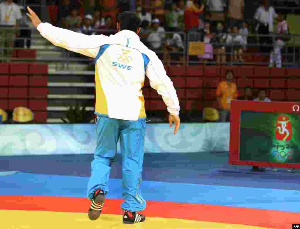 Švedski hrvač armenskog porijekla Ara Abrahamian je na pod bacio bronzanu medalju nakon što mu je okačena oko vrata zbog gubitka u polufinalu. Ovaj potez donio mu je direktnu diskvalifikaciju. Peking, 2008.